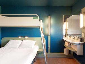 马孔梅肯北宜必思快捷酒店的一间卧室配有双层床和水槽