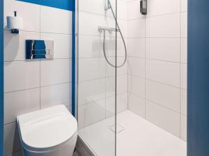 马孔梅肯北宜必思快捷酒店的带淋浴和卫生间的浴室