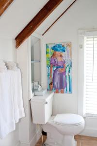 基韦斯特海港旅馆的一间带卫生间的浴室和墙上的绘画