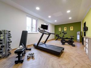 阿沙芬堡ibis Styles Aschaffenburg的一间健身房,里面设有数个健身器材