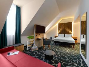 阿沙芬堡ibis Styles Aschaffenburg的配有一张床和一张书桌的酒店客房