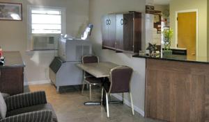 New BerlinvilleBudget Host Inn的厨房配有柜台和桌椅
