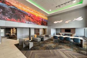 亚基马La Quinta Inn & Suites by Wyndham Yakima Downtown的大堂墙上有大画