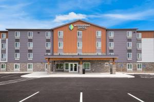 博林格林WoodSpring Suites Bowling Green I-65的酒店前面的一个空停车位