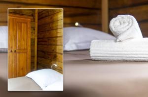 圣皮埃尔Lodge Garden的两张带毛巾的床照片