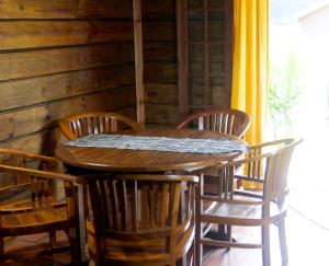 圣皮埃尔Lodge Garden的一张木桌和椅子
