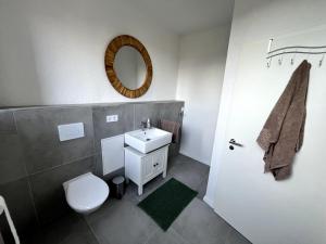 Soleblick的一间带水槽、卫生间和镜子的浴室