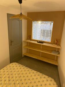 普隆比埃莱班Appartement cocooning a ruaux的一间卧室设有一张床和一个窗口
