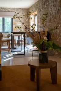 塞尼梅西奇卡罗Miltilon的客厅配有桌子和花瓶