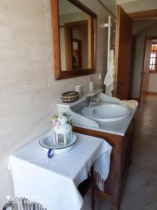 费拉迪普利米罗ROOM AURORA的一间带水槽和镜子的浴室