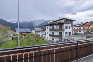 LorenzagoChalet Cridola Dolomiti Experience的享有带房屋和桥梁的城市美景