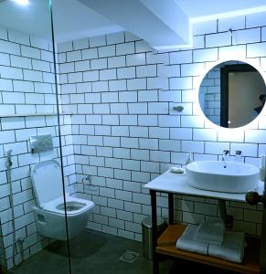 伊斯兰堡The Avenue Hotel的白色的浴室设有卫生间和水槽。