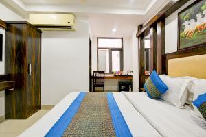 Hotel Bhartia 2 min walk from New Delhi Railway station客房内的一张或多张床位