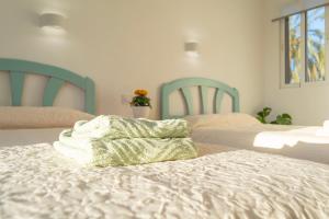 德尼亚Casa Delicias con Piscina Privada a 200m playa - By Marina Alta Holidays的一间卧室配有两张床,床上配有毛巾