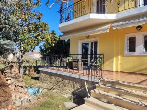 Villa Teodora的黄色房屋 - 带阳台和楼梯