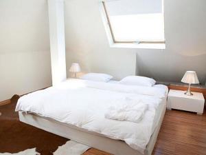 苏黎世VISIONAPARTMENTS Waffenplatzstrasse - contactless check-in的一间卧室配有一张带白色床单的床和一扇窗户。