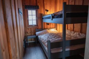 杜姆奥斯Hytter Dombås的小屋内设有一间带两张双层床的卧室