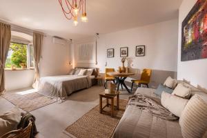 杜布罗夫尼克Dubrovnik Old Town Apartments的客厅配有床和沙发