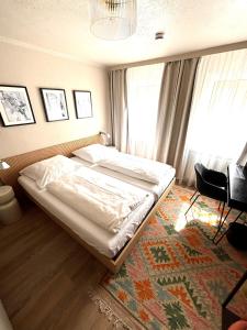 慕尼黑力士酒店的一间卧室设有一张大床和一个窗户。
