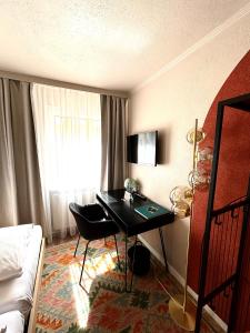 慕尼黑力士酒店的酒店客房配有书桌和床。