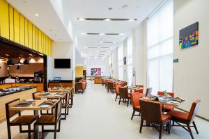 艾哈迈达巴德Fairfield by Marriott Ahmedabad的餐厅内带桌椅的用餐室