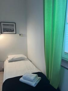 雷瓦Villa Plazowa 6的一间设有两张床和绿帘的房间