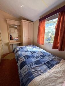 奎尔蒂Seaside Chalet的一间卧室设有一张床和一个窗口
