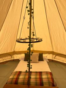 梅瓦吉西Rescorla Retreats- Poldark的帐篷内的一个床位房间