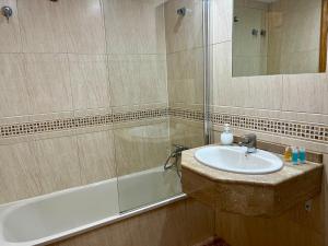埃尔卡沃德加塔PENSION NAVAS的一间带水槽和淋浴的浴室