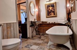 库雷萨雷Vinoteegi Residents的带浴缸、卫生间和盥洗盆的浴室
