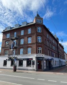 赫尔辛格斯堪地亚酒店的街道拐角处的一块大砖砌建筑
