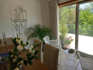 拜昂Casa Douro Terrace的一间带桌椅和窗户的用餐室