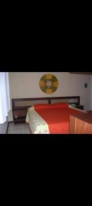 福塔莱萨Pousada Navegantes Praia do futuro的一间卧室配有一张红色床罩的床