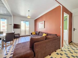 马赛Appartement 8 Couchages - Central & Spacieux - Les Frères de la Loc'的客厅配有沙发和桌子