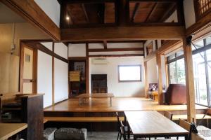 鹿儿岛小宿　福右衛門邸的客厅铺有木地板,配有桌子
