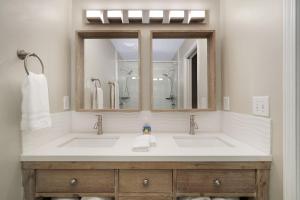 路易斯威尔Lux Townhouse, Walk to All, Sleeps 6 Adults的浴室设有2个水槽和镜子