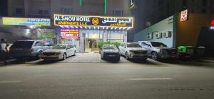 阿吉曼Al Smou Hotel Apartments - MAHA HOSPITALITY GROUP的停在停车场的一群汽车