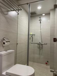 胡志明市Mia Hotel的浴室设有玻璃淋浴间和卫生间