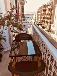 卢克索Alam B&B Luxor的美景阳台配有桌椅