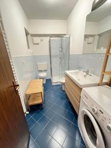 格拉多Appartamento Warner的浴室配有卫生间水槽和洗衣机。