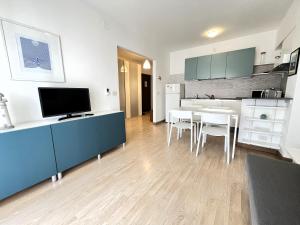 格拉多Appartamento Warner的厨房以及带桌椅的用餐室。