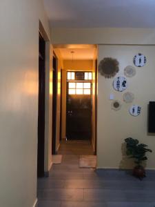 基苏木Kisumu Airview Homestay的走廊通往带门的房间