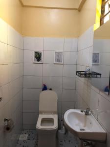 基苏木Kisumu Airview Homestay的一间带卫生间和水槽的浴室