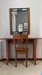 普拉亚Felicidade Hotel的木梳妆台,带镜子和花瓶