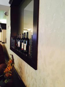 TecuciMatrix Hotel的墙上装有葡萄酒的镜子