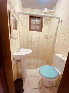 里约达欧特拉斯Residencial Costa Mar的一间带卫生间和水槽的小浴室