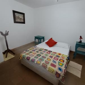 波萨达斯Casa céntrica muy comoda的一间卧室配有床,床上装有被子