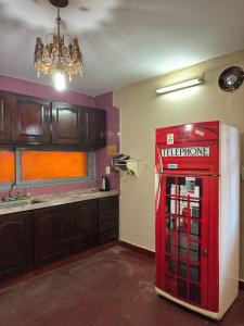 波萨达斯Casa céntrica muy comoda的一间厨房,在房间内配有红色冰箱