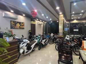 顺化Đức Lộc 2 Hotel的一间放着一捆摩托车的房间