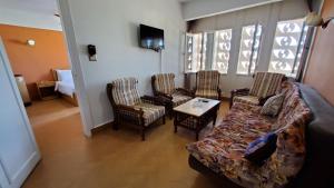 马特鲁港马沙马特鲁亚德里亚酒店的客厅配有沙发、椅子和桌子